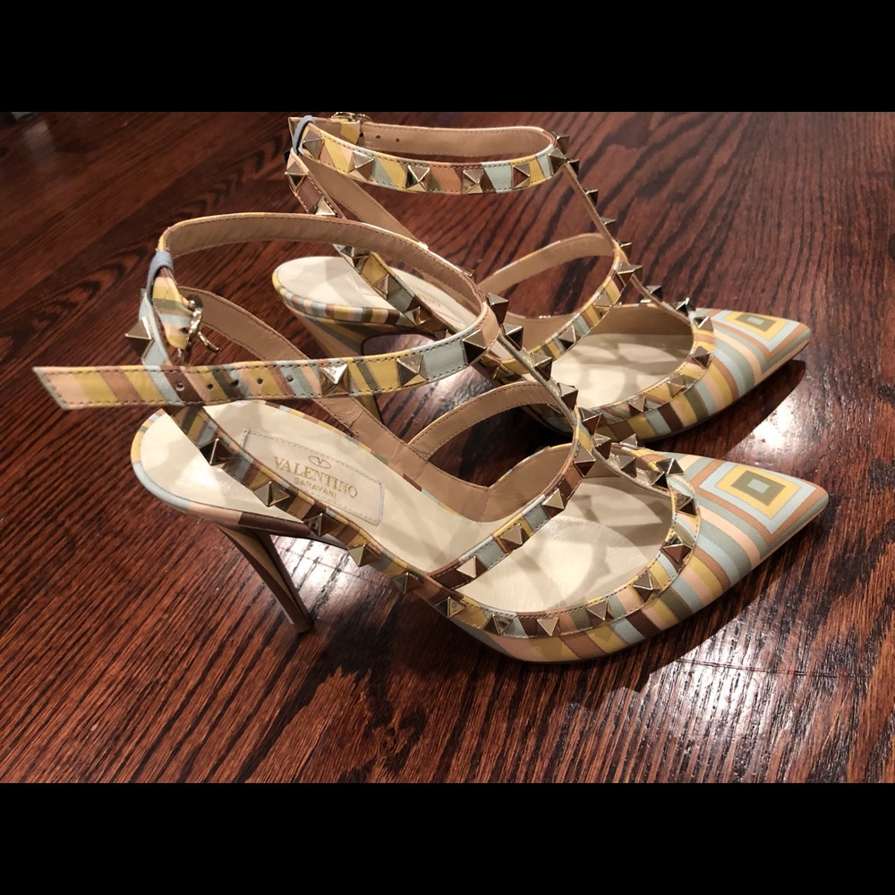 Valentino Rockstud Heels. Size 38.5. Brand new